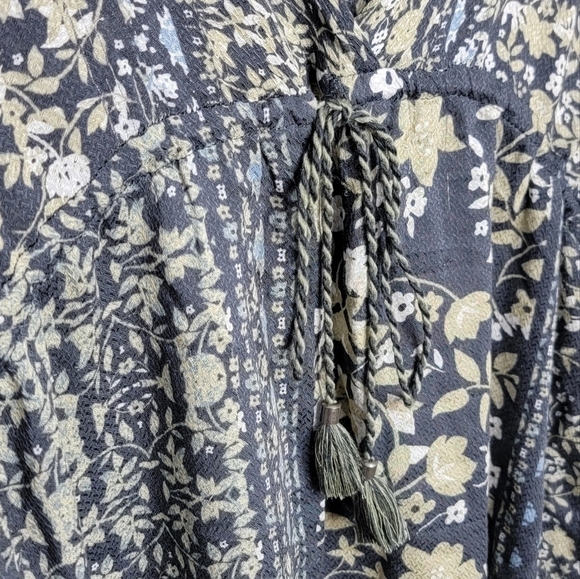 Lovestitch | Gray Floral V-neck 3/4 Sleeve Relaxed Tie Front Tunic Size Small - Picture 5 of 8